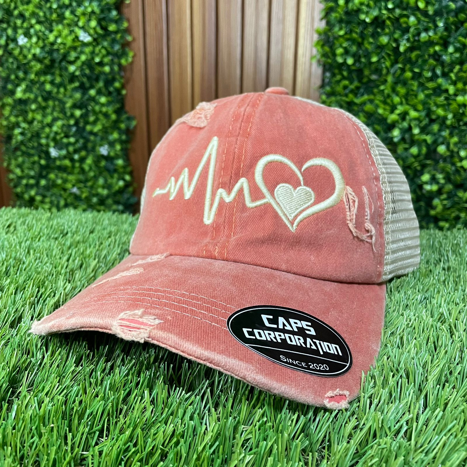 GORRA RED BROWN /CON ABERTURA PARA COLETA /DOUBLE HEART